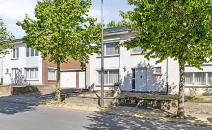 Maison familiale confortable avec jardin et terrasse au coeur d'Asse
Leemans Immobiliën vous présente cette maison bien entretenue, idéalement située dans le centre animé d'Asse. Grâce à sa situation centrale, toutes les commodités sont accessible