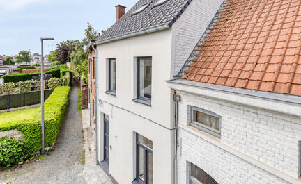 LEEMANS IMMOBILIËN présente cette maison entièrement rénovée et prête à l'emploi. Avec une situation extrêmement calme, tout en étant proche de toutes les facilités du centre d'Asse. 

La maison se compose comme suit.

Le rez-de-chaussée compre