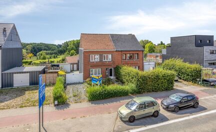 LEEMANS IMMOBILIËN vous propose ce maison à rénover, situé dans la commune d'Asse! Grâce à sa situation centrale, toutes les commodités importantes telles que les magasins, les écoles, les transports en commun, etc. sont accessibles à pied. Avec 
