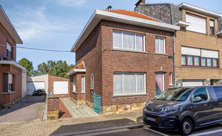 Leemans Real Estate vous propose cette charmante maison idéalement située au cœur d'Asse. Grâce à sa situation centrale, toutes les commodités sont facilement accessibles : commerces, écoles, transports en commun, installations sportives et axes r