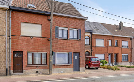 Leemans Immobiliën vous propose cette maison clé en main, en parfait état et idéalement située au cœur d'Asse. Grâce à sa situation centrale, commerces, écoles, transports en commun, installations sportives et grands axes routiers sont accessible