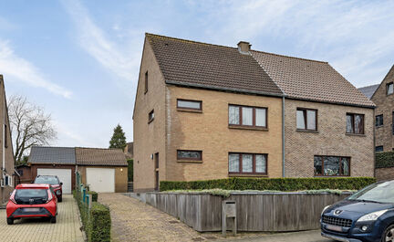 LEEMANS IMMOBILIEN vous propose cette charmante maison à trois façades près du centre de Zellik.

Maison familiale à proximité de l'arrêt de train Zellik sur la ligne Bruxelles-Asse-Merchtem, de l'autoroute cyclable F212, du raccordement au ring.
La