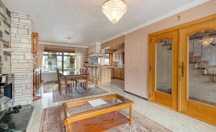 Leemans Immobiliën vous propose cette maison spacieuse et solide, idéalement située au cœur de Denderleeuw. Grâce à sa situation privilégiée, commerces, écoles, transports en commun, installations sportives et grands axes routiers sont accessible