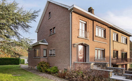 Leemans Real Estate vous présente cette spacieuse maison partiellement rénovée, nichée sur un magnifique terrain et idéalement située au cœur de Groot-Bijgaarden.
À quelques pas, vous trouverez commerces, écoles, transports en commun et grands ax