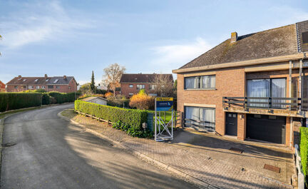 Leemans Real Estate vous présente cette maison idéalement située à Dilbeek, dans un cadre exceptionnellement paisible.
Grâce à son emplacement privilégié, commerces, écoles, installations sportives et grands axes routiers sont à deux pas – un 