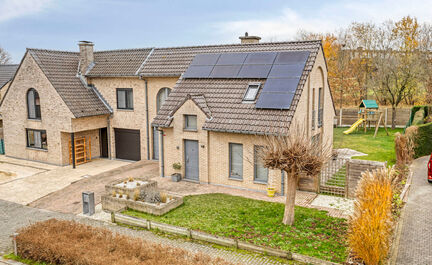 Leemans Real Estate vous présente cette maison clé en main, idéalement située au cœur de Liedekerke. Grâce à son emplacement central, toutes les commodités sont accessibles à pied : commerces, écoles, installations sportives, transports en commu