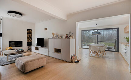 Leemans Real Estate vous présente cette maison mitoyenne magnifiquement rénovée, au confort exceptionnel, située au cœur de Merchtem. Grâce à son emplacement idéal, commerces, transports en commun, écoles, installations sportives et pistes cyclab