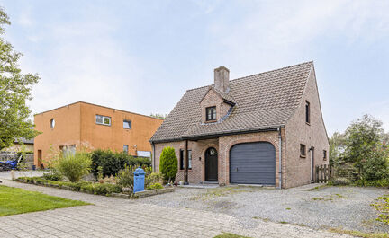 Leemans Immobilien vous propose cette construction ouverte de style fermette située dans le Mollem rural. La maison est très bien entretenue et bénéficie d'une situation centrale. La maison comprend un hall d'entrée spacieux avec des toilettes invit?