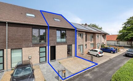 Leemans Immobiliën vous présente cette maison soignée et économe en énergie (PEB A), située dans un quartier calme mais central à Ternat.
Grâce à son emplacement idéal, vous trouverez à proximité immédiate des commerces, des écoles, des infr