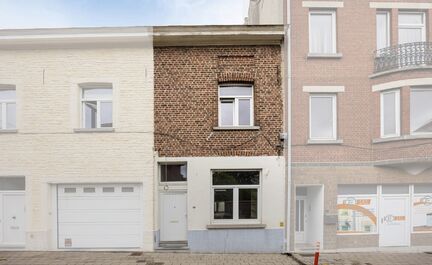 LEEMANS IMMOBILIEN vous propose cette maison unifamiliale à quelques pas du centre de Wemmel ! Située dans une rue résidentielle calme, mais proche de toutes les facilités où tout est facilement accessible à pied. 

L'agencement de la propriété es