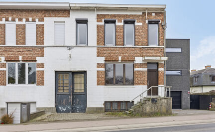 LEEMANS IMMOBILIEN vous propose cette maison unifamiliale avec diverses possibilités de développement ! Située dans la commune de Wemmel (frontière avec la commune de Meise), tout en étant proche de toutes les commodités et avec un accès facile ver