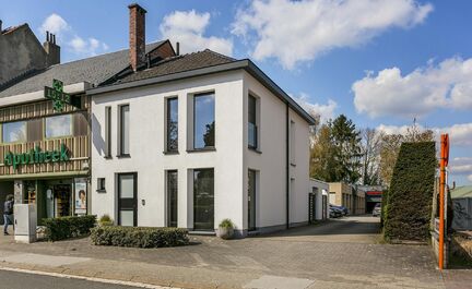 LEEMANS immobilier vous propose cette maison jumelée au centre de Grand-Bigard.
Cette maison dispose d'une agréable terrasse qui offre calme et confort après une journée bien remplie.
à 5 minutes à pied du centre, des commerces, des supermarchés et