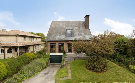 LEEMANS Immobilien vous propose cette belle maison à quatre façades dans un quartier résidentiel calme à Kobbegem (Asse/Zellik).
La villa date de 1970 et est en bon état.
Nous sommes à 5 minutes du centre de Zellik et à 2 minutes en voiture de la b