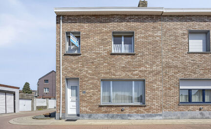 LEEMANS IMMOBILIANS vous propose cette maison unifamiliale idéalement située, à deux pas du centre de Asse ! Grâce à sa situation centrale, toutes les commodités sont accessibles à pied : commerces, écoles, transports en commun, restaurants et rou
