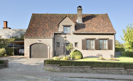 Maison bien entretenue à vendre dans la campagne de Mollem. Cette maison se compose d'un spacieux hall d'entrée avec toilettes, d'une cuisine rénovée (tous les appareils disponibles) avec buanderie, d'un séjour avec cheminée et accès au jardin. Au 