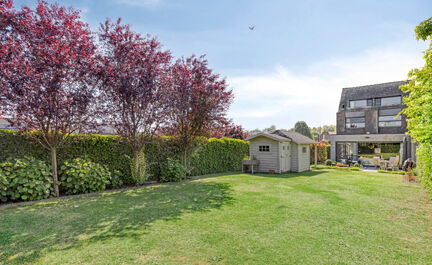 LEEMANS IMMOBILIËN vous propose cette spacieuse maison familiale moderne située dans le Mollem rural, idéalement située dans une impasse calme. Proche de la gare (ligne Bruxelles-Dendermonde) et de l'arrêt de bus, et à quelques pas des commerces et 