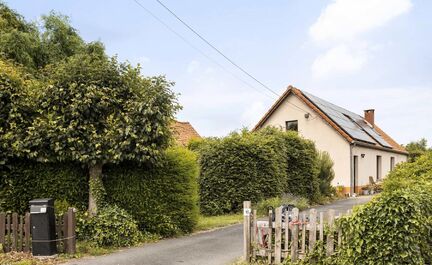 LEEMANS IMMOBILIEN vous propose ce projet de rénovation avec un grand potentiel à Opwijk. Il s'agit d'une maison à quatre façades située dans une rue calme et impasse, entourée d'une belle nature. La maison est située dans une zone résidentielle ?