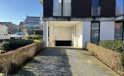 LEEMANS IMMOBILIEN vous présente un emplacement de parking souterrain à louer à Wolvertem (commune de Meise) ! 

L'emplacement de parking (n° 2) se trouve dans la résidence 'Zita', située à Moerhof 1, 1861 Wolvertem. Situé à quelques pas du centr