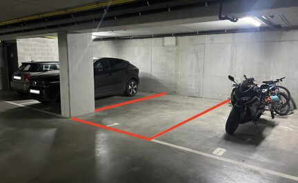 LEEMANS IMMOBILIEN vous présente un parking souterrain à louer dans le centre de Wolvertem (commune de Meise) ! 

La place de parking (N. 7) est située sous le nouveau complexe 'Wolfart', situé sur la place communale. L'accès se fait par une rue lat?