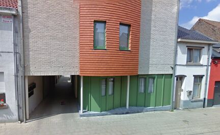 Leemans Immobiliën biedt u deze aangename gelijkvloerse studio aan, gelegen in het hart van het bruisende centrum van Asse. Dankzij de uiterst centrale ligging bevinden winkels, openbaar vervoer, scholen, sportinfrastructuur en belangrijke invalswegen zi