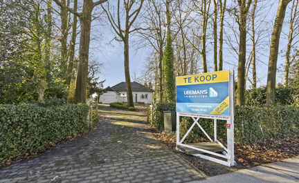 Leemans Immobiliën vous propose ce terrain à bâtir idéalement situé à Asse. Il abrite actuellement un bungalow, qui peut être conservé ou démoli pour une construction entièrement neuve. À vous de choisir. Ce terrain offre la possibilité de con