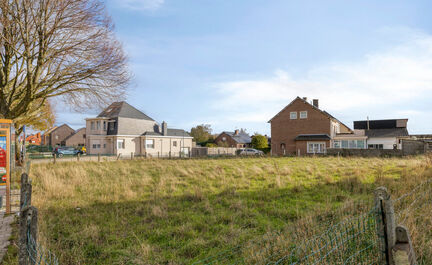 Terrain constructible mitoyen à vendre à Asse – Situation centrale !
Leemans Real Estate vous propose ce terrain constructible de 5,30 m² (Lot 1), idéalement situé dans un quartier central d'Asse. Ce terrain est idéal pour la construction d'une ma