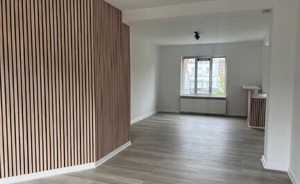 LEEMANS IMMOBILIËN biedt u dit volledig gerenoveerd tweeslaapkamer appartement te huur aan op een rustige locatie in het centrum van Zellik. 

Dit betreft een tweeslaapkamer triplexappartement met een netto bewoonbare oppervlakte van maar liefst +- 120m