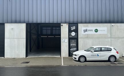 Cette KMO-unit est située dans une zone d'activité commerciale au bord de l'Assesteenweg, entre le centre d'Asse et Mollem. La zone Z.5. Mollem est très centrale, très visible et facilement accessible par la Brusselsesteenweg, à 15 minutes en voiture