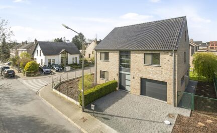 LEEMANS Immobiliër vous propose cette belle maison quatre façades dans un quartier résidentiel calme à Zellik / Asse.
La villa a été récemment entièrement repeinte et est en excellent état.
Nous sommes situés à 5 minutes du centre de Zellik et 