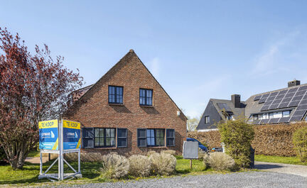 LEEMANS IMMOBILIËN vous propose cette villa exceptionnelle! Située dans la campagne de Relegem (commune d'Asse), à proximité de toutes les facilités et avec une accessibilité directe vers le Ring de Bruxelles. 

La superficie totale du site est de 7