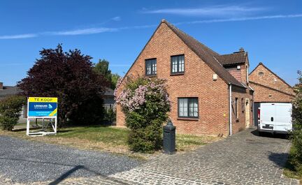 LEEMANS IMMOBILIËN vous propose cette villa exceptionnelle! Située dans la campagne de Relegem (commune d'Asse), à proximité de toutes les facilités et avec une accessibilité directe vers le Ring de Bruxelles. 

La superficie totale du site est de 7