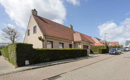 Leemans Immobiliën vous propose cette belle villa dans un emplacement privilégié à Dilbeek (Itterbeek).
La maison est située dans un quartier résidentiel et bénéficie du calme et d'un caractère champêtre.Les commerces, transports en commun, cent