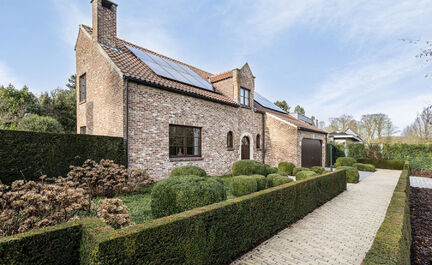 Leemans Immobiliën vous présente cette maison entièrement prête à emménager, située dans un quartier calme mais central de la charmante ville de Dilbeek. Cette propriété allie un excellent emplacement avec des finitions de haute qualité et un co