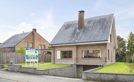 ** SOUS OPTION ** LEEMANS immobilier vous propose cette spacieuse maison unifamiliale à Dilbeek (Sint-Ulriks-Kapelle). La maison est située dans une rue calme, résidentielle et adaptée aux enfants, à 5 minutes à pied du centre. La parcelle a une sup