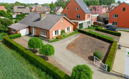 Leemans Real Estate vous propose cette villa clé en main, située sur un terrain spacieux d'environ 30 ares (0,3 acre), avec un espace commercial/bureau moderne attenant de 101 m² (100 pieds carrés). Plusieurs places de parking sont disponibles dans l'