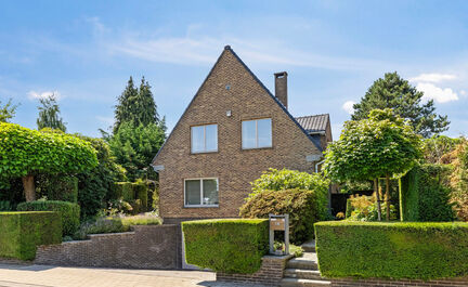 LEEMANS IMMOBILIËN a le plaisir de vous présenter cette villa entièrement prête à emménager, située près du centre de Wemmel. La maison bénéficie d'un emplacement calme et central, avec un accès facile vers et depuis Bruxelles.

En entrant dans