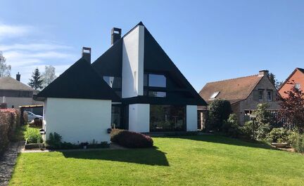 LEEMANS IMMOBILIEN biedt u deze ruime woning aan te Sint-Katherina-Lombeek. Door  de goede ligging zijn winkels, scholen, openbaar vervoer centrum en sportinfrastructuur zeer nabij.. De woning biedt 3 ruime slaapkamers en heeft een bruikbare oppervlakte v