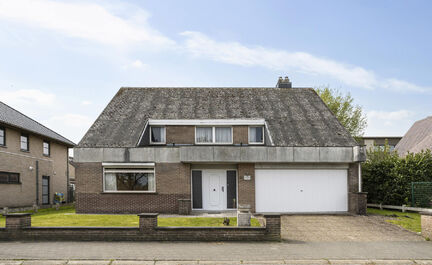 LEEMANS Immobiliën biedt u deze prachtige viergevel woning in een rustige residentiële wijk te Zellik/Asse.
De villa dateert van 1974 en bevindt zich in een goede staat.
We bevinden ons op 5 min van centrum Zellik en op 2 min rijden van de op- en afrit 