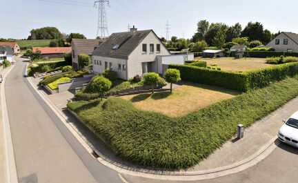 LEEMANS immobiliën biedt U deze instapklare ruime villa aan. Deze villa vinkt meteen uw hele wensenlijst af. Ideaal gelegen tussen de landelijke omgeving van het prachtige Asse. Vlakbij scholen, openbaar vervoer, winkels, Chiro en sportclubs. Op fietsafs