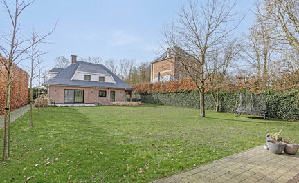Leemans Immobiliën stelt deze prachtig gerenoveerde villa voor, ideaal gelegen in het hart van Asse. Dankzij de centrale ligging bevinden alle nodige faciliteiten zich op wandelafstand: winkels, openbaar vervoer, belangrijke invalswegen, sportfaciliteite