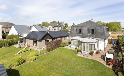 LEEMANS Immobiliën biedt u deze zeer goed onderhouden villa te Zellik (Asse). De woning werd gebouwd in 1978 en steeds zeer goed onderhouden door zijn eigenaars. 
Het perceel heeft een grondoppervlakte van 6are 03ca en geniet een mooie zuid georiënteerd