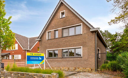 LEEMANS IMMOBILIËN stelt met trots deze instapklare viergevelwoning voor, rustig gelegen in een doodlopende straat. 

Bij binnenkomen van de woning komt u terecht in een ruime inkomhal dewelke directe toegang biedt tot de aangename en tevens lichtrijke l