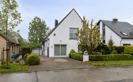 Op zoek naar een oase van rust én een vlotte bereikbaarheid?Dan biedt Leemans immobiliën u deze prachtig onderhouden villa aan in de geliefde wijk Rondebos. Gelegen in een rustige doodlopende straat, pal aan een biologisch waardevol natuurgebied, geniet