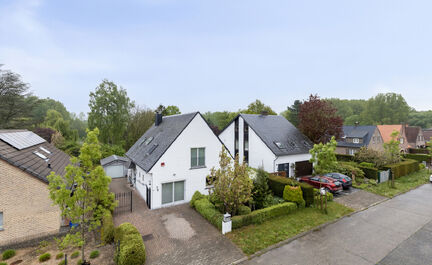 Op zoek naar een oase van rust én een vlotte bereikbaarheid?Dan biedt Leemans immobiliën u deze prachtig onderhouden villa aan in de geliefde wijk Rondebos. Gelegen in een rustige doodlopende straat, pal aan een biologisch waardevol natuurgebied, geniet