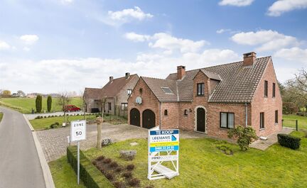 ** VERKOCHT OP BEZOEKDAG ** LEEMANS IMMOBILIËN biedt u deze charmante en landelijke ééngezinswoning te Wambeek, op 5 min rijden van centrum Ternat.
De ruime woning bevindt zich op een perceel van 13are 91ca en geniet van een zuidgerichte tuin met zicht